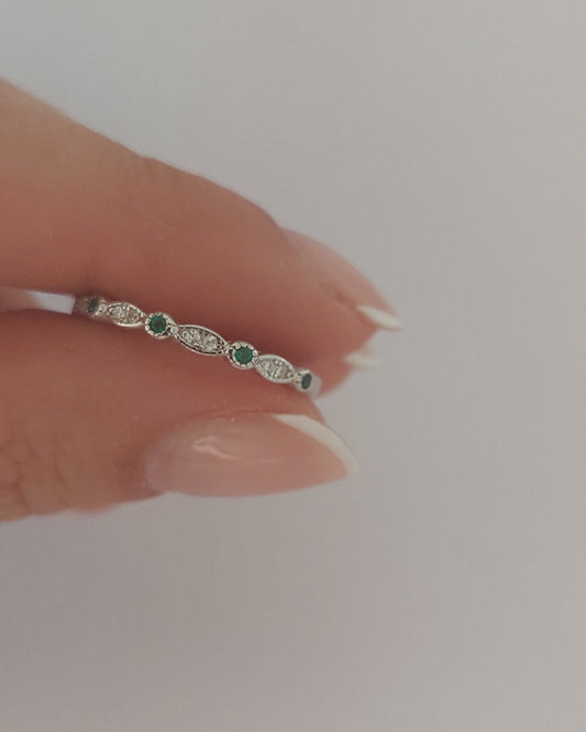 Anillo puntos y circonias verde