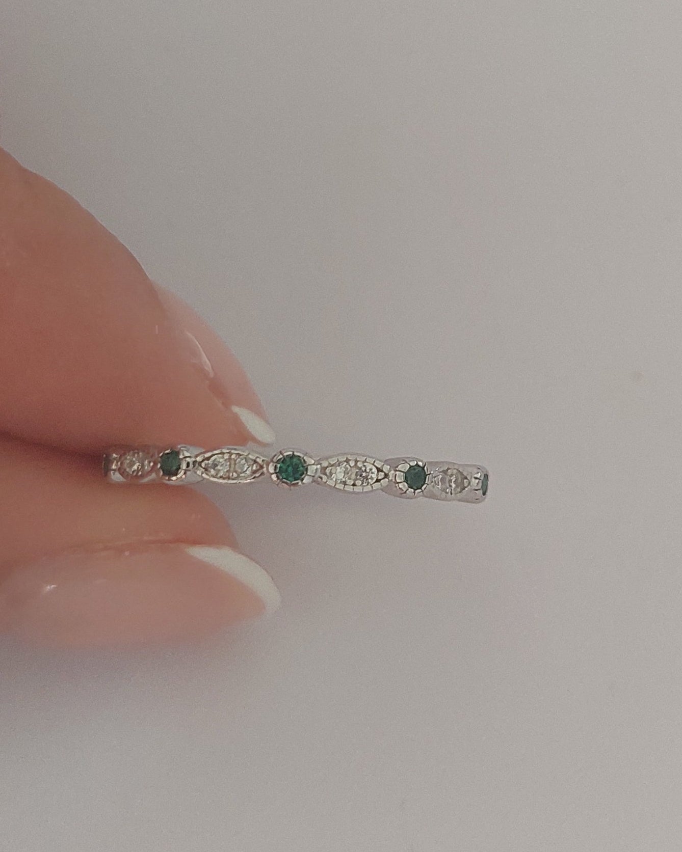 Anillo puntos y circonias verde