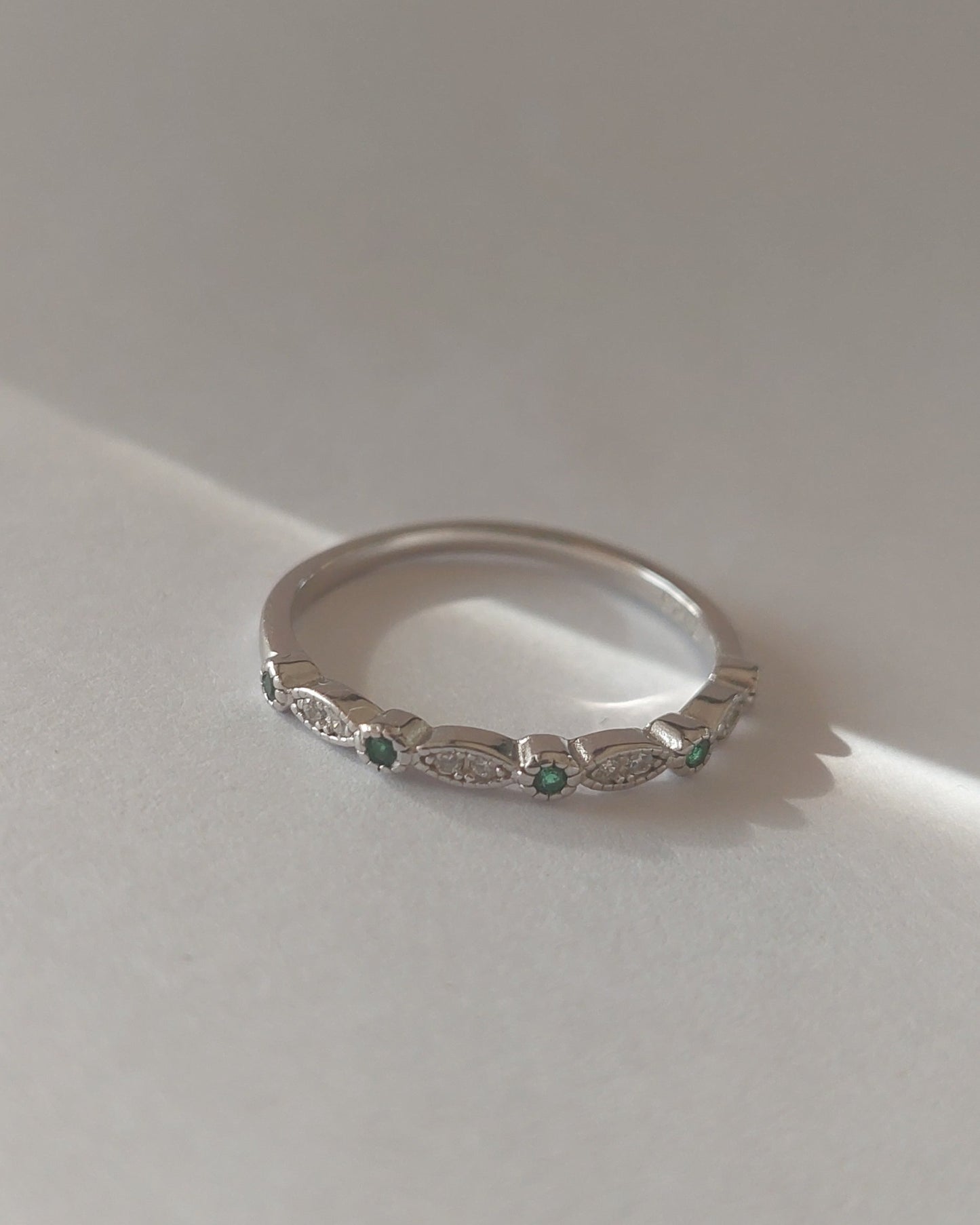 Anillo puntos y circonias verde