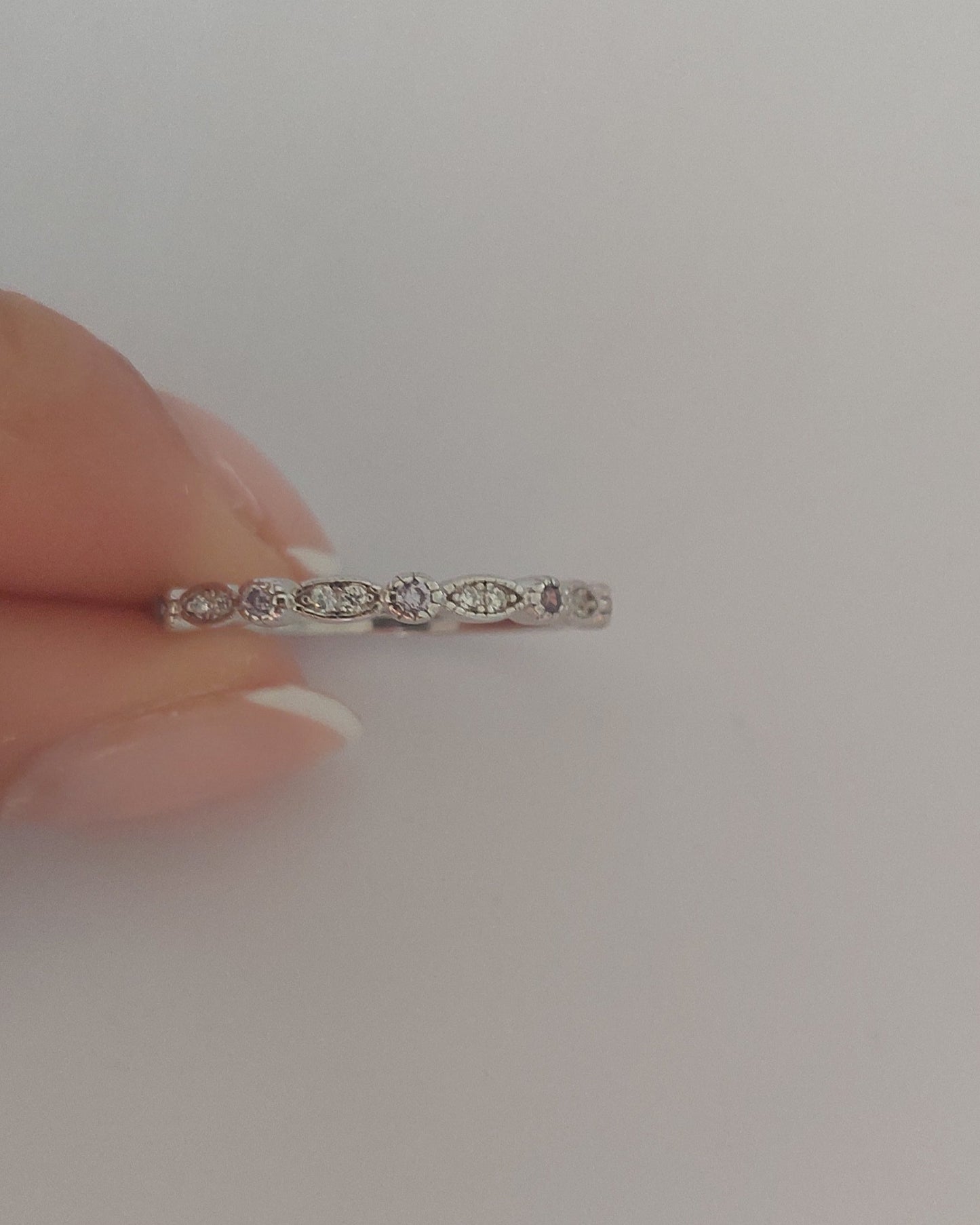 Anillo puntos y circonias lila