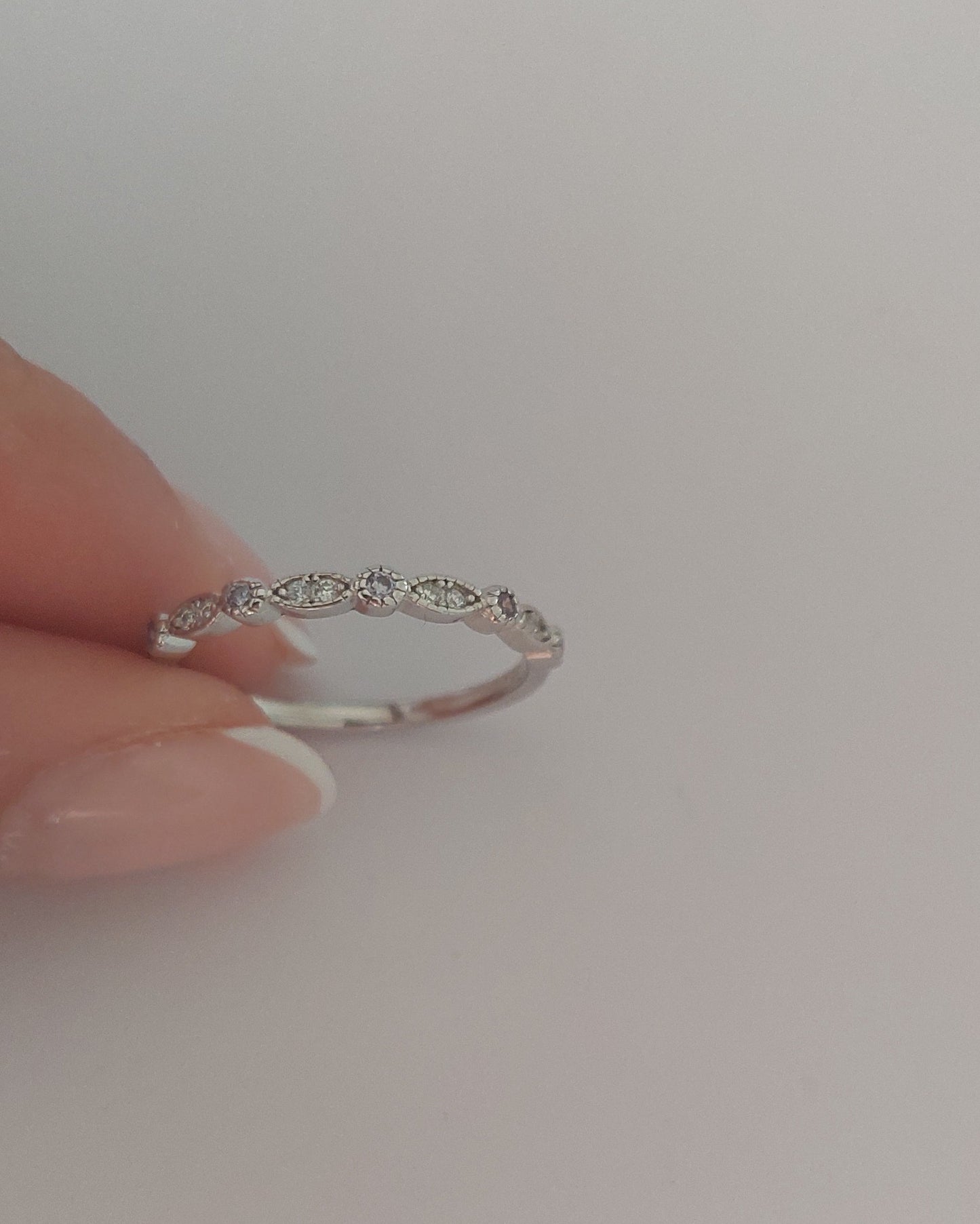 Anillo puntos y circonias lila