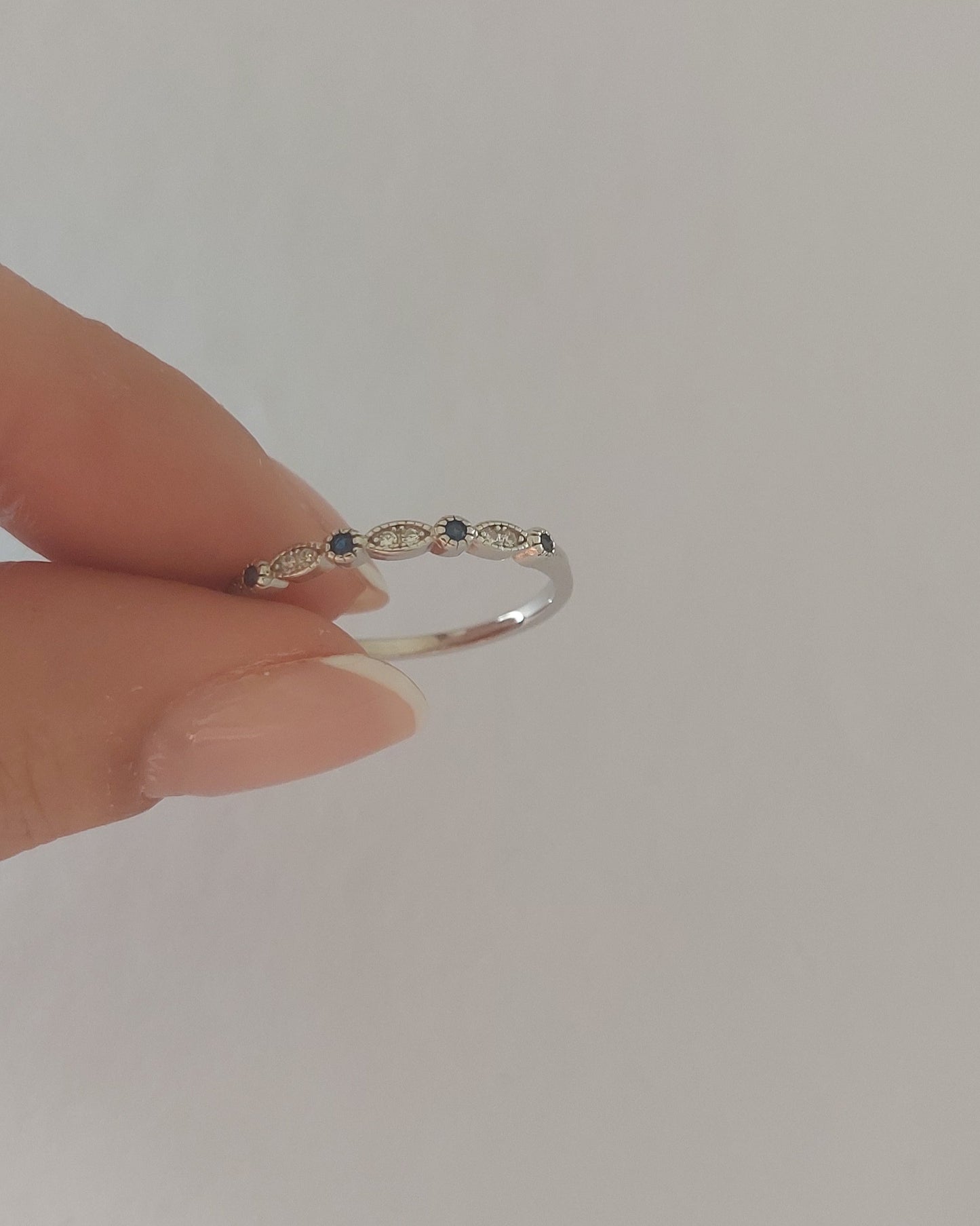 Anillo puntos y circonias azul