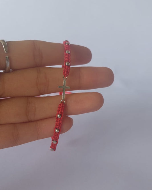 Pulsera roja con cruz