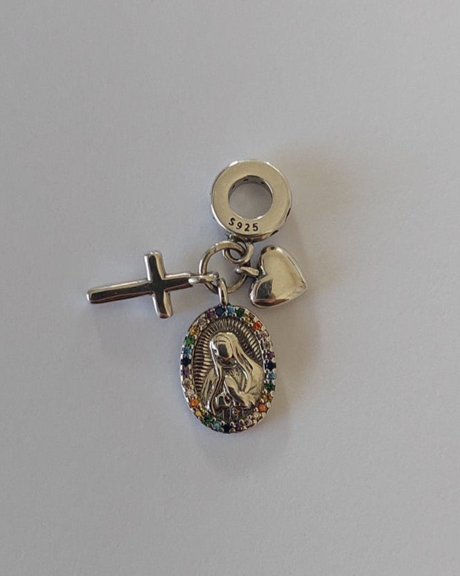 Charm Maria, cruz y corazón