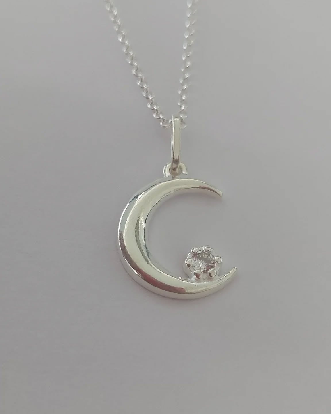 Cadena con Luna y brillo de luz