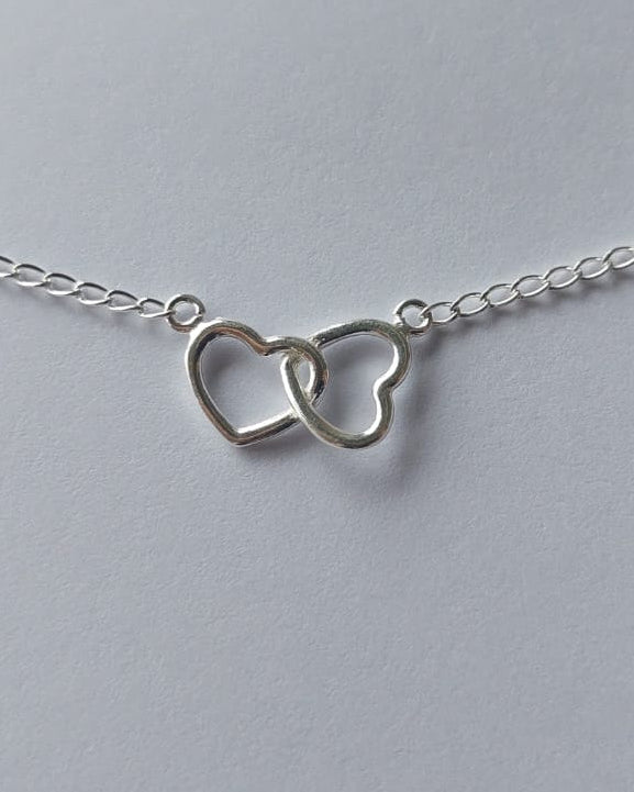 ✨ Pulsera de Plata 925 con Corazones Entrecruzados: Un Símbolo de Amor y Unión ✨