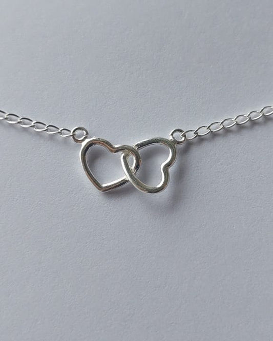 ✨ Pulsera de Plata 925 con Corazones Entrecruzados: Un Símbolo de Amor y Unión ✨