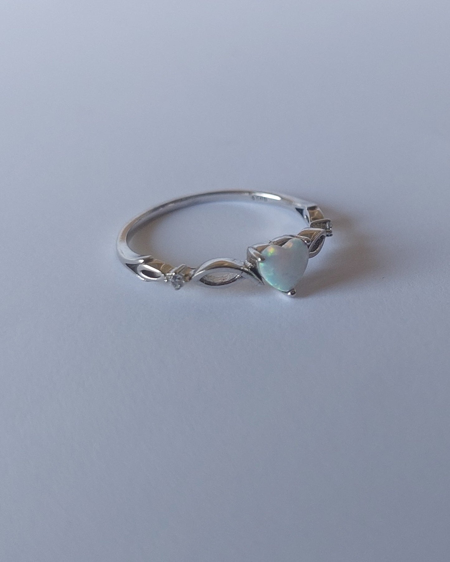 Anillo corazón ópalo sintético