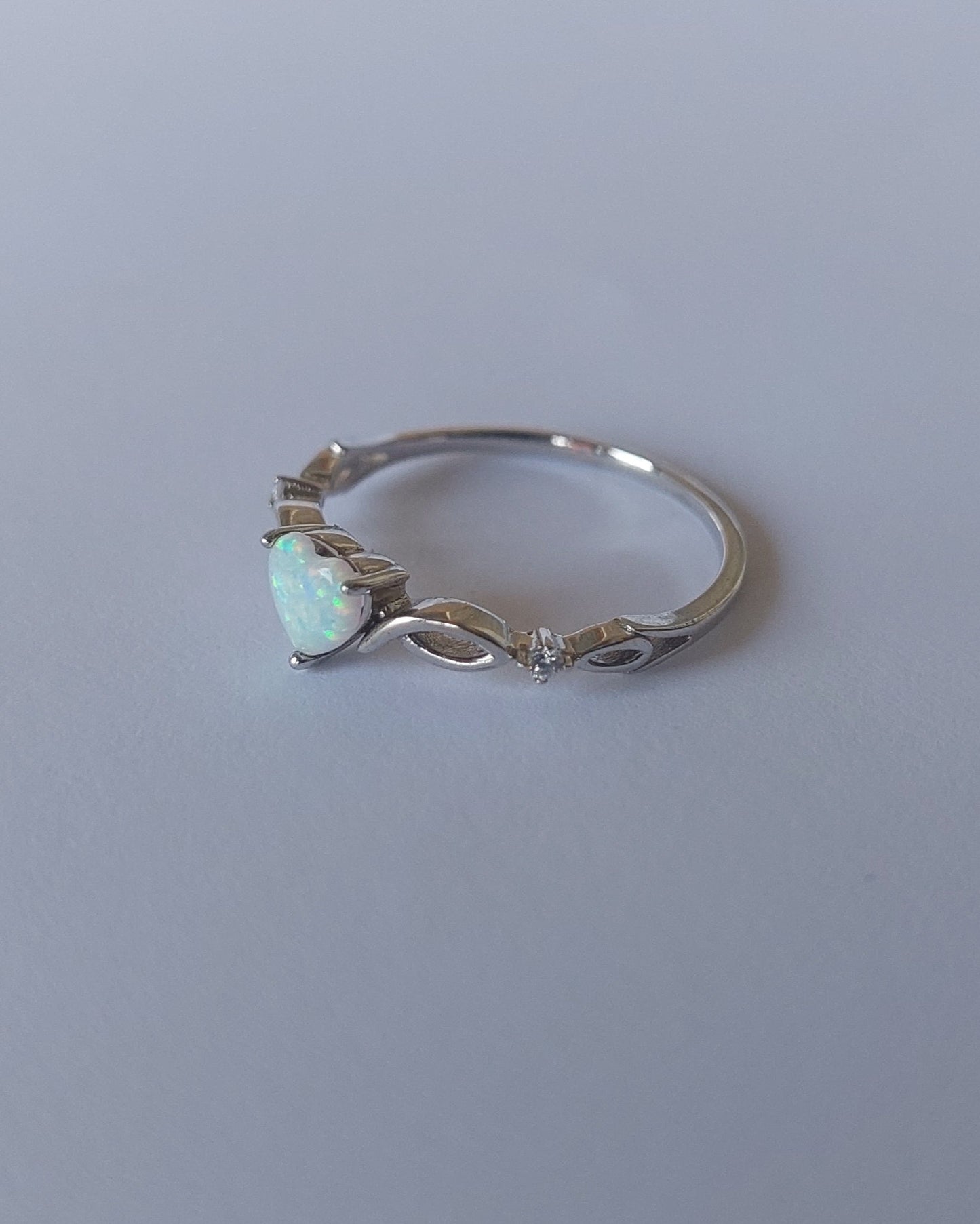 Anillo corazón ópalo sintético