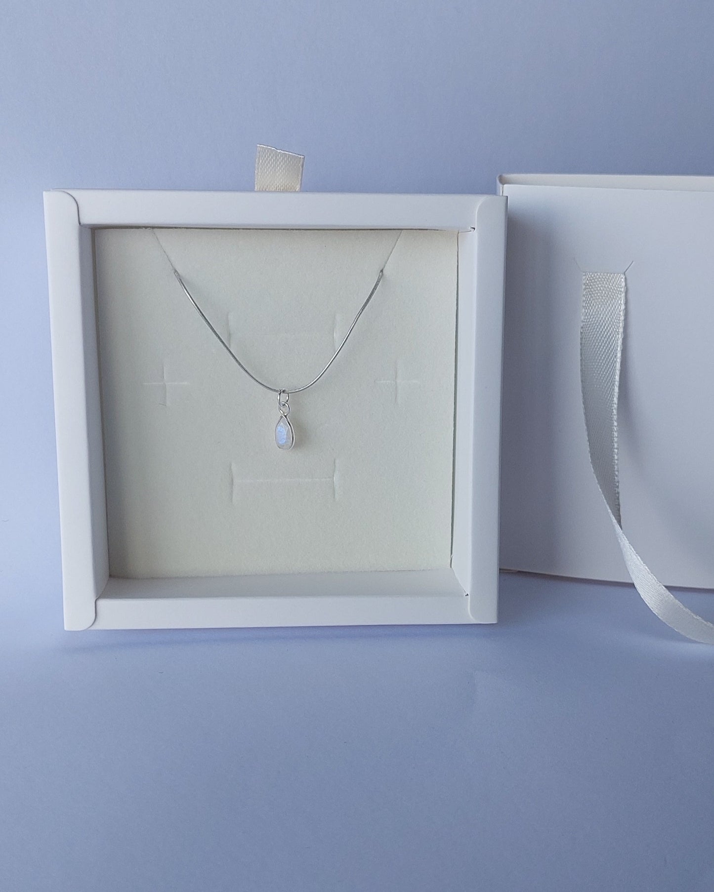 Cadena en plata con piedra luna