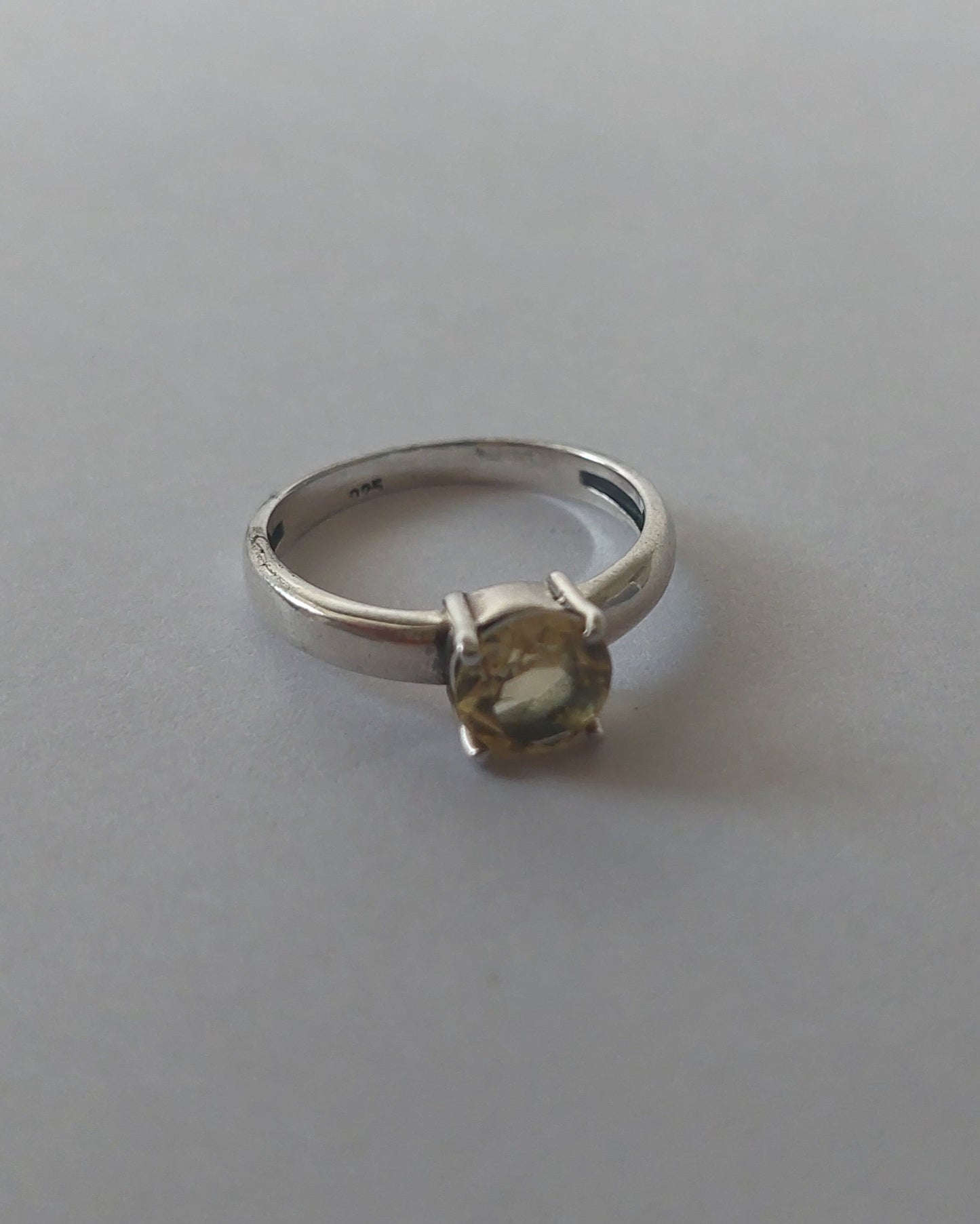 Anillo con citrino