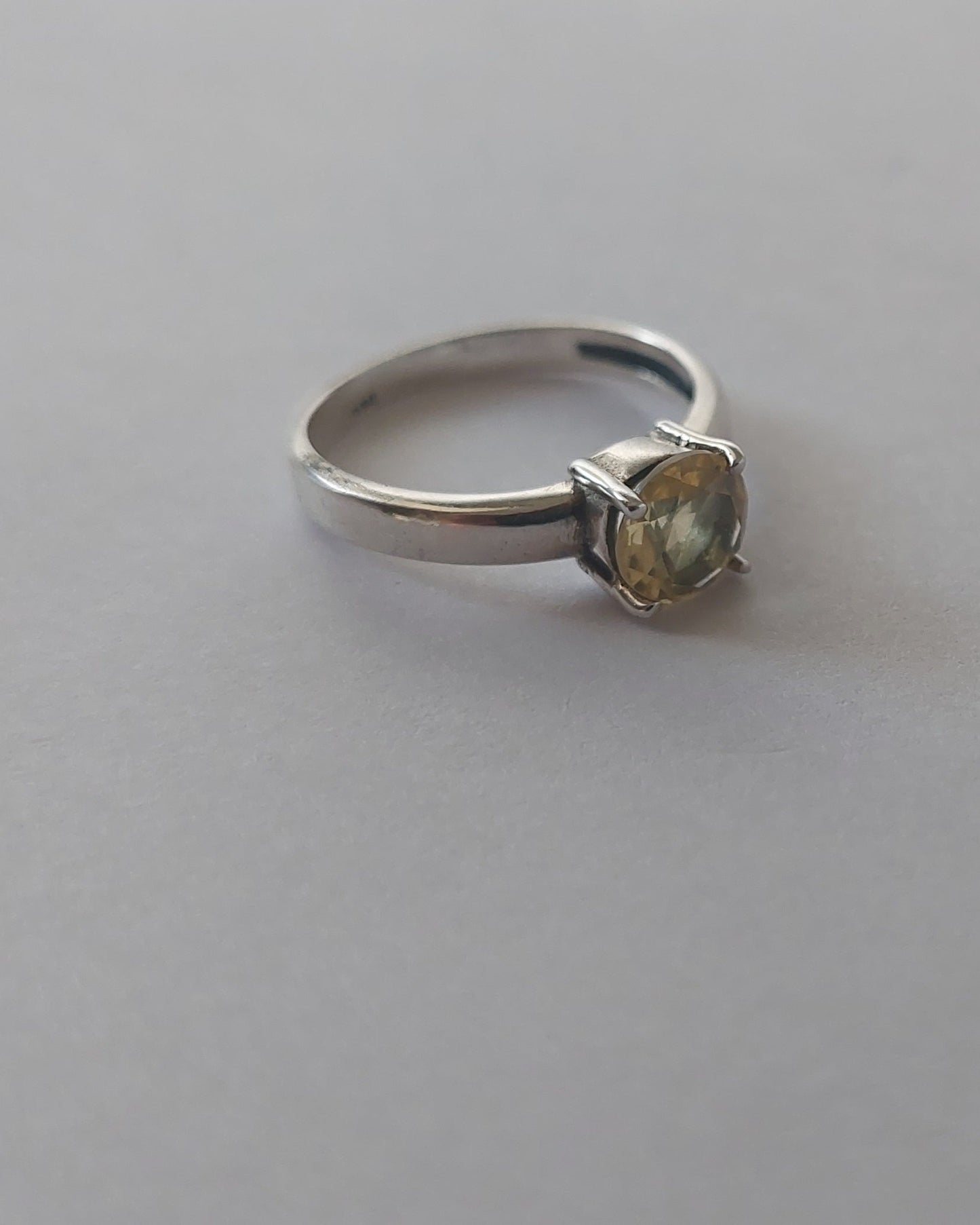 Anillo con citrino