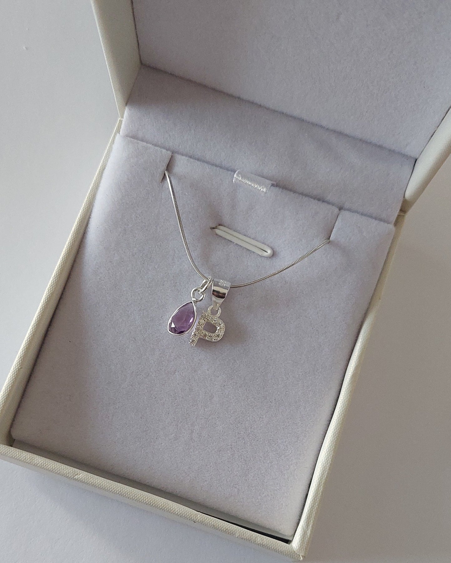 Cadena con inicial y piedra amatista