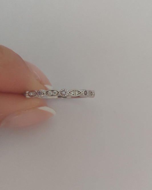 Anillo puntos y circonias lila