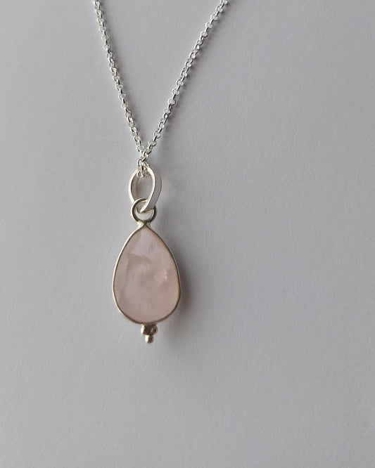 Cadena con cuarzo rosa