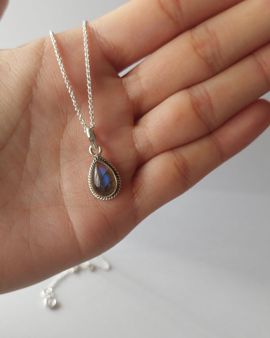 Cadena con piedra labrodita