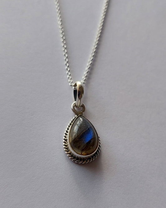 Cadena con piedra labrodita