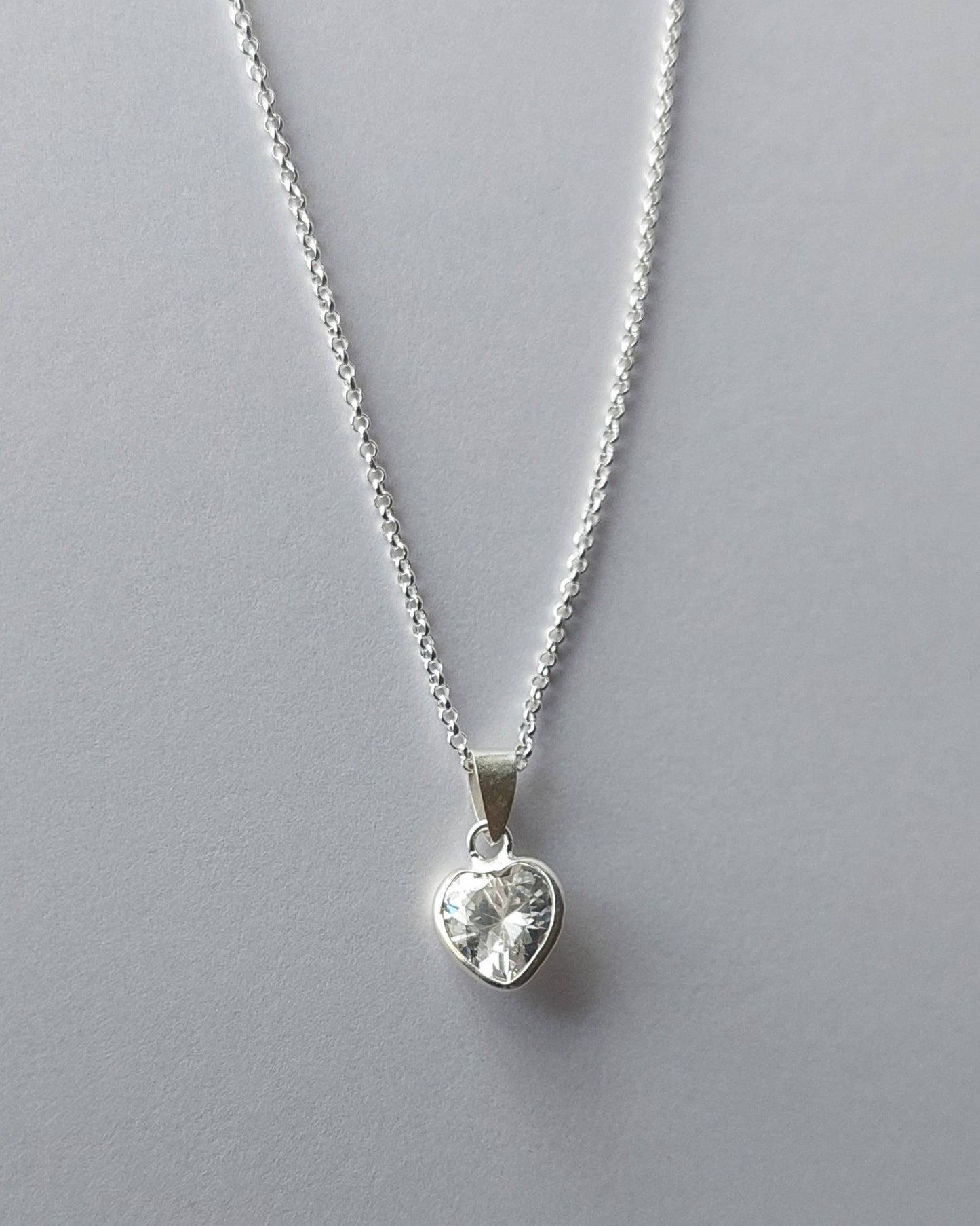 Cadena con dije corazón punto de luz