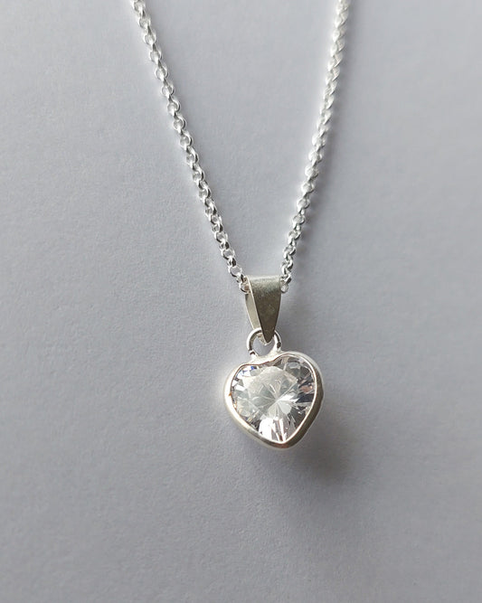 Cadena con dije corazón punto de luz