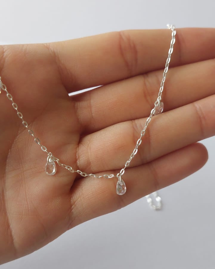 Collar delicado con finas circonias colgantes