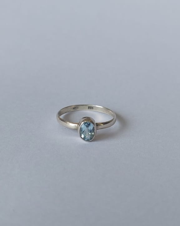 Anillo de plata con topacio azul