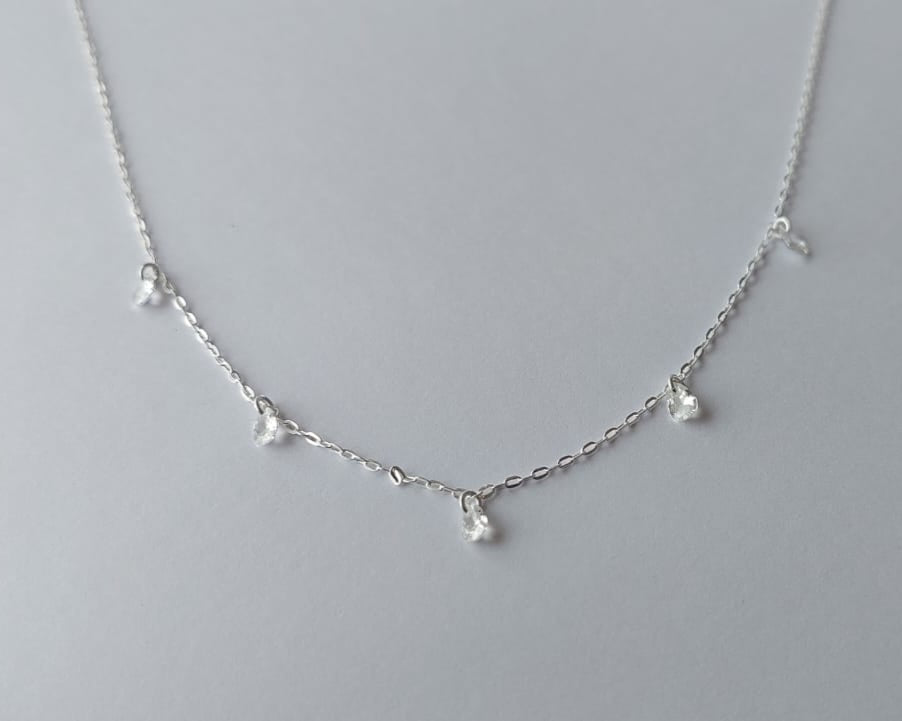 Collar delicado con finas circonias colgantes