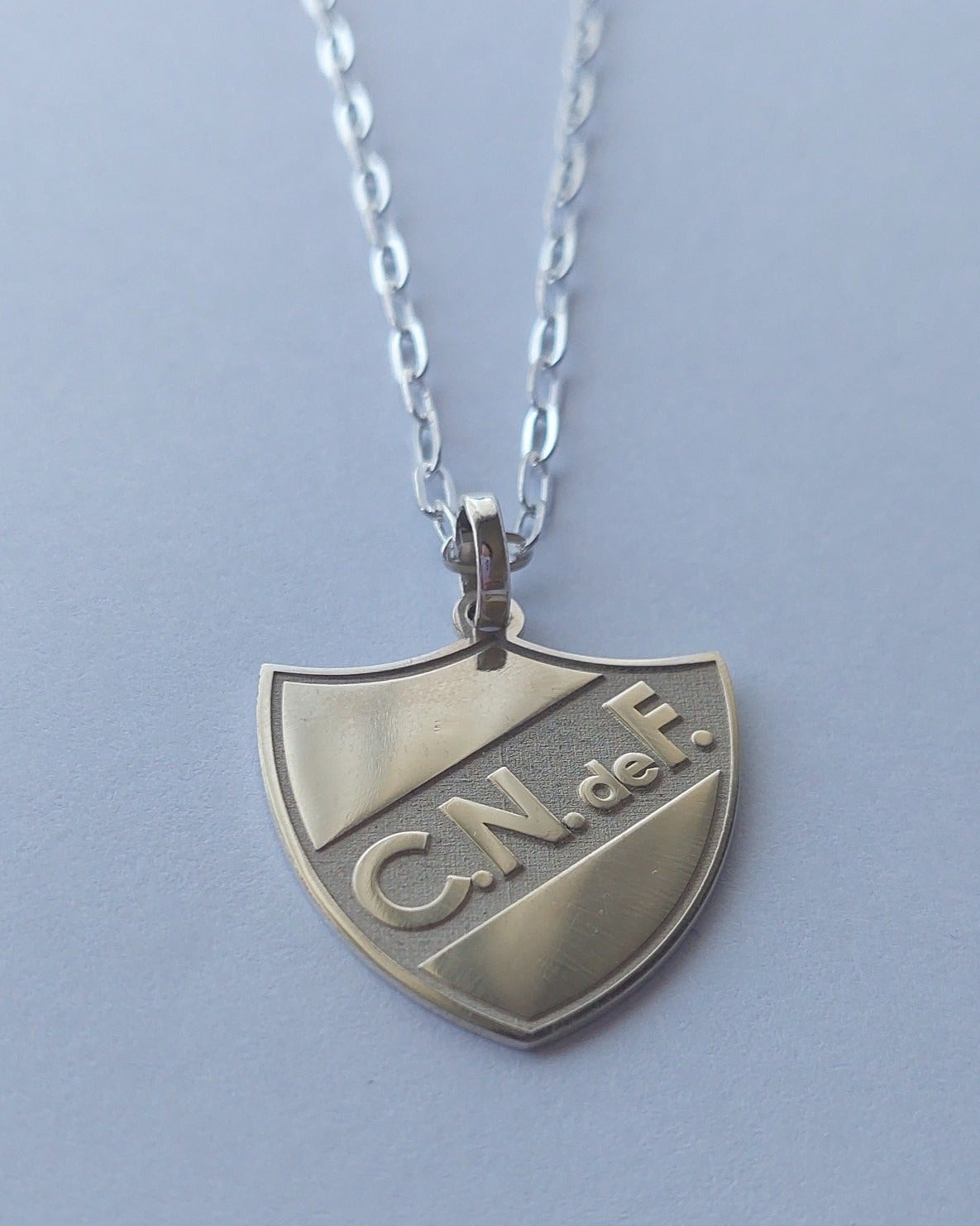 Cadena con dije y escudo nacional