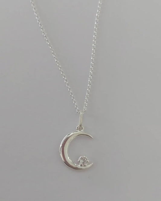 Cadena con Luna y brillo de luz