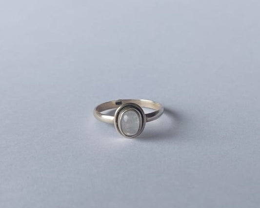 Anillo de Plata con Piedra Luna – Un Toque de Magia y Elegancia