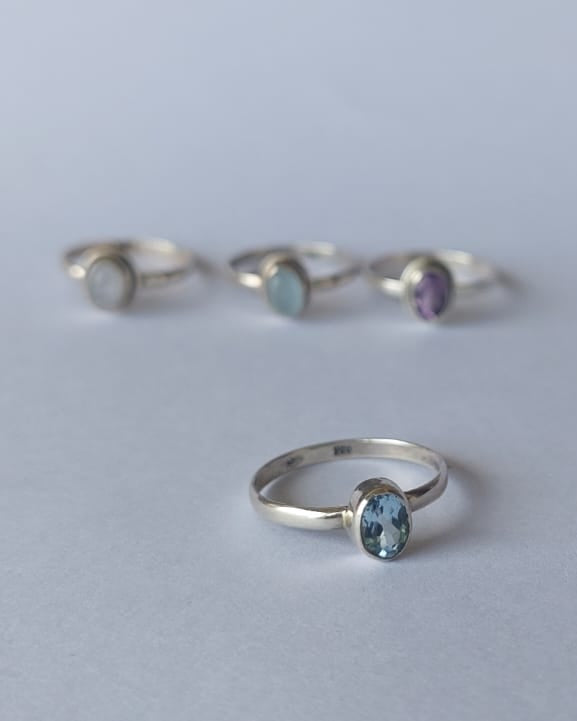 Anillo de plata con topacio azul