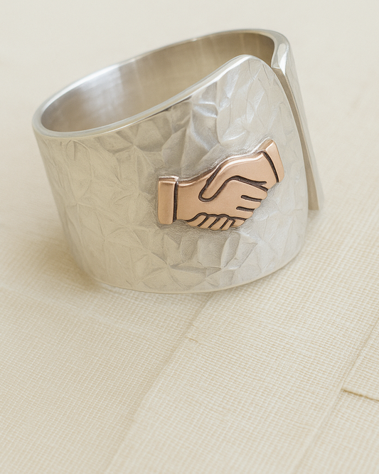 Anillo de Profesión con acabado martillado.