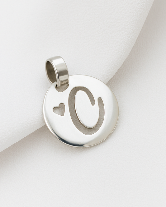 Medalla calada con inicial y corazon