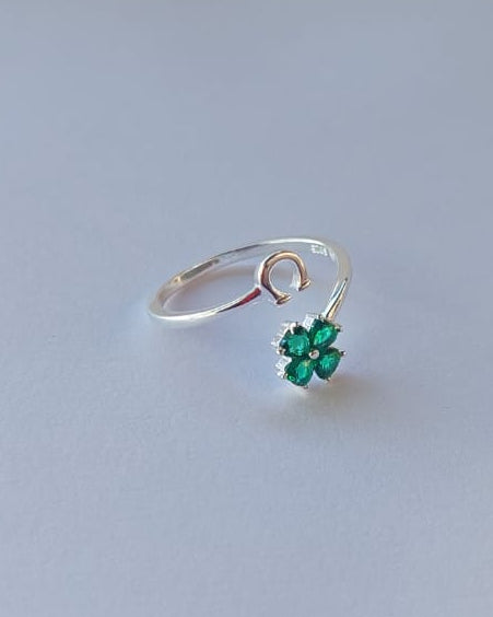 Anillo Trébol de Circonias Verdes con Herradura